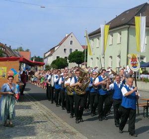 Marktbläser Kirchenzug 02